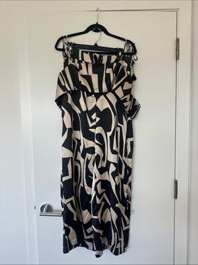 House of Harlow 1960 Black and Cream Abstract Set